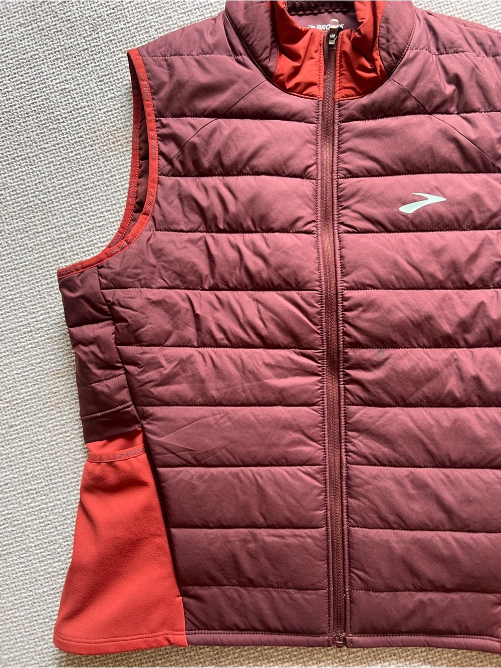 Brooks Women’s Maroon and Red Quilted Running Vest Size M - Picture 2 of 15